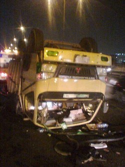 Pecah Ban, Truk Terbalik di Tol Kebon Nanas