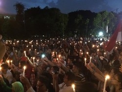 Dukung Palestina, Relawan Jokowi Nyalakan Seribu Lilin di Tugu Proklamasi