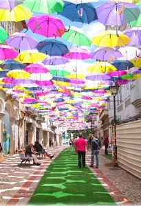 Lucunya, Puluhan Payung Warna Warni Hiasi Langit Portugal