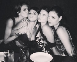 Ups, Payudara Selena Gomez Mengintip Saat Sedang Berpesta