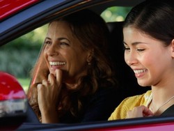 Ingat, Bahaya Berdandan Sambil Nyetir