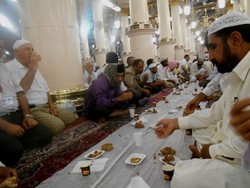 Nikmatnya Berbuka Puasa di Masjid Nabawi & Masjidil Haram