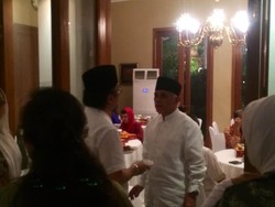 Salat Tarawih di Masjid Kwitang, Hatta dan Ical Disambut Marawis