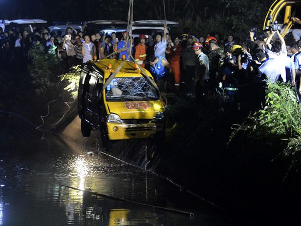 Bus Sekolah Jatuh ke Waduk, 8 Anak TK Tewas