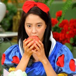 Cantiknya Song Ji Hyo Bergaya Snow White di Running Man