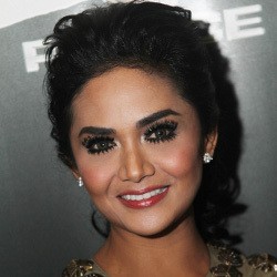 Krisdayanti Hadiahi Aurel Sepatu dari Jerman