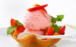 Slruup! Dingin Manis Es Krim Strawberry Buatan Sendiri!