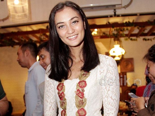 Atiqah Hasiholan Cantik Berkebaya