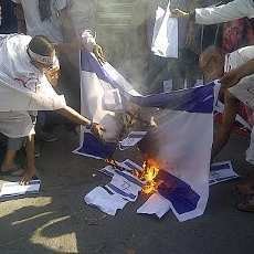 Relawan Jokowi-JK di Surabaya Bakar Bendera Israel Peduli Palestina