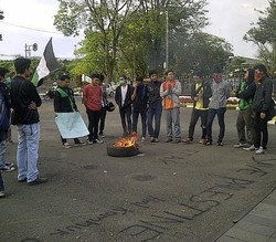 Kecam Israel, HMI Unpas Bakar Ban di Depan Gedung Sate