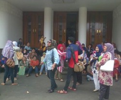 Anaknya Tak Diterima di Sekolah, Puluhan Ibu-ibu Datangi Kantor Wali Kota