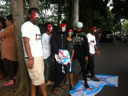 Kecam Serangan Udara di Gaza, Punk Muslim Corat-coret Bendera Israel