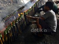 Ramadan Bawa Berkah Bagi Pedagang Lemang