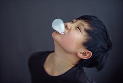 Kebiasaan Mengunyah Permen Karet Ternyata Bikin Pintar Lho