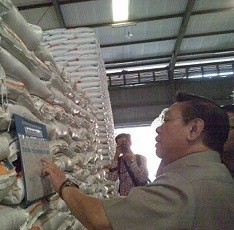 Antisipasi Kekurangan Beras, Menko Kesra Kunjungi Gudang Bulog di Bandung