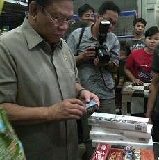 Menko Kesra Sidak ke Agen Distributor Cek Kemasan Rokok