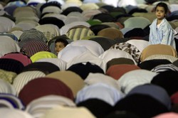 Usia Berapa Anak Diajarkan Salat Dibawa ke Masjid?