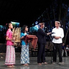Mampir ke Saung Angklung Udjo, Jokowi Disambut Lagu Indonesia Raya