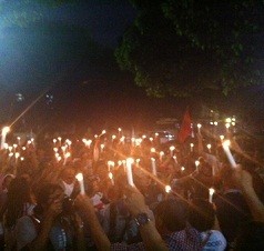 Gelar Aksi di KPU, Relawan Jokowi-JK Nyalakan Lilin