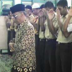 Ratusan Pelajar MAN Tlogo Blitar Gelar Salat Gaib Bagi Palestina