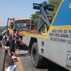 Colt Diesel da n Trailer Terlibat Kecelakaan di Km 33 Porong-Surabaya