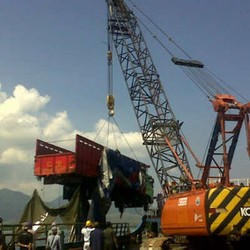 Belasan Truk yang Tenggelam di Kapal LCT Mulai Dievakuasi