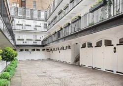 Garasi Ukuran Mungil Ini Seharga Rumah Mewah di Jakarta