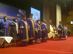 Terima Gelar Doktor HC dari Malaysia, CT Menangis Terharu