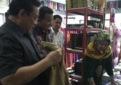 Kunjungi Pusat Bordir di Tasikmalaya, Agung Laksono Sempatkan Berbelanja