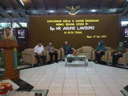 Safari Ramadan, Menko Kesra Beri Bantuan untuk Kota Tegal