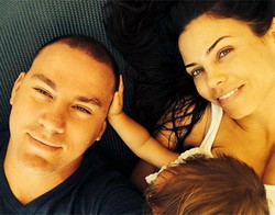 Bantah Gosip Cerai, Channing Tatum Foto Selfie dengan Istri & Anak