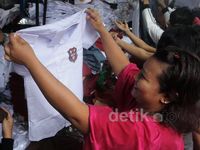Penjual Seragam Sekolah Ramai Pembeli