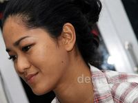 Gaya Flanel Prisia Nasution