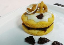 Resep Kue: Sable Pasta Kurma dengan Krim Air Mawar