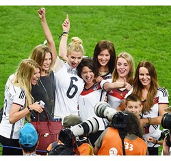 Wanita-wanita Cantik Pujaan Hati Tim Jerman di Pesta Kemenangan Piala Dunia