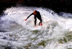 Antartika & 9 Tempat Surfing Paling Menantang di Dunia (1)