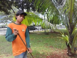 Semangat Sapu Bersih Rio di Depan Polsek Menteng