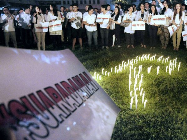 Aksi Menyalakan Lilin untuk Indonesia Damai