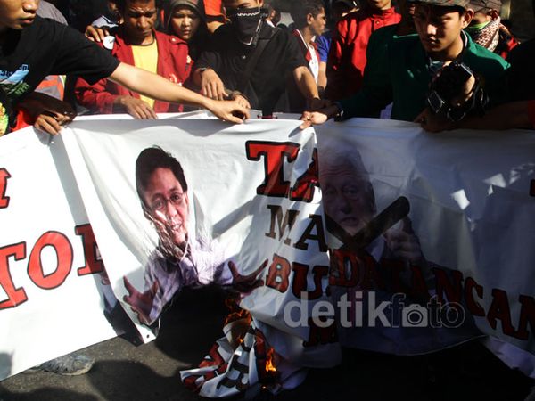 Aksi Tolak Bill Clinton