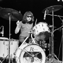 Hidup dan Mati Tommy Ramone untuk Ramones