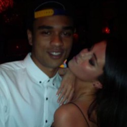 Aww... Selena Gomez Umbar Kemesraan dengan Model Pria