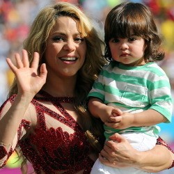 Tampil Seksi di Penutupan Piala Dunia, Shakira Ajak Anak Naik Panggung