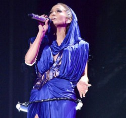 Jennifer Lopez Pakai 5 Kostum Seksi Versace Saat Konser