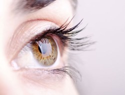 Tidak Pernah Lepas Soft Lens 6 Bulan, Wanita Ini Mengalami Kebutaan