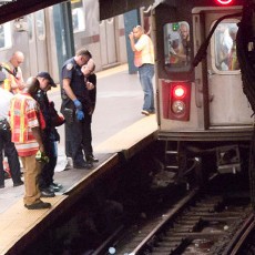 Mau Selamatkan iPad, Seorang Wanita Tewas Tertabrak Kereta