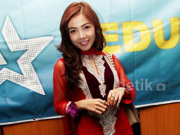 Merah Menyala Bella Sophie