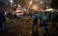 Kejadian ini terjadi di luar FIFA Fan Fest. Para penonton yang tidak bisa masuk lagi ke fan fest memang memilih menonton Big Screen dari luar.