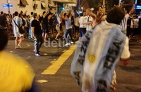 Kericuhan ini sendiri terjadi tidak berapa lama usai Jerman unggul dari Argentina dalam laga final Piala Dunia 2014. Entah dari kubu siapa yang memulai, air minuman dalam kemasan mulai berterbangan.
