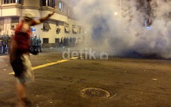 Perang botol minuman yang terbuat dari kaca tidak terelakan. Pecahan botol berserakan di mana-mana.