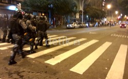 Polisi mulai merangsek masuk memecah konsentrasi massa.